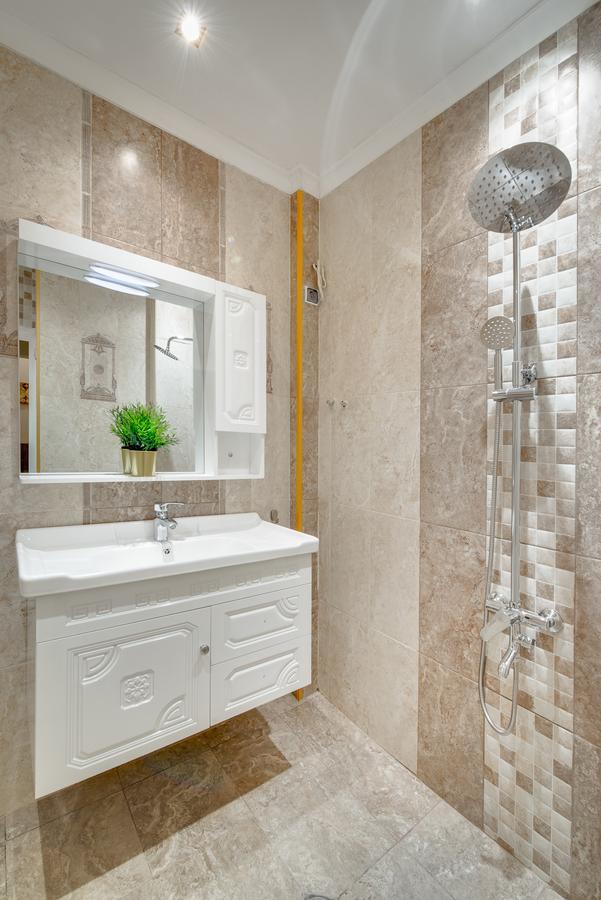 Unique Atmosphere With Golden Standard Design Sofia Luaran gambar